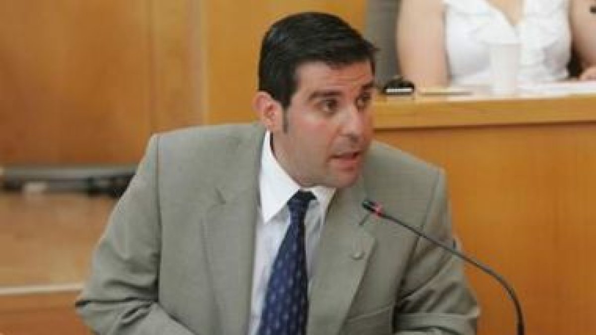 El portavoz y único edil del PAL-Ul, Francisco Javier Gómez, en una intervención en un pleno.