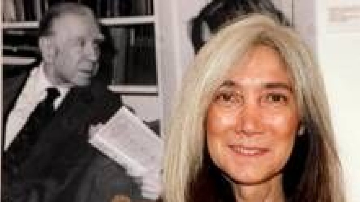 María Kodama delante de una fotografía de Borges