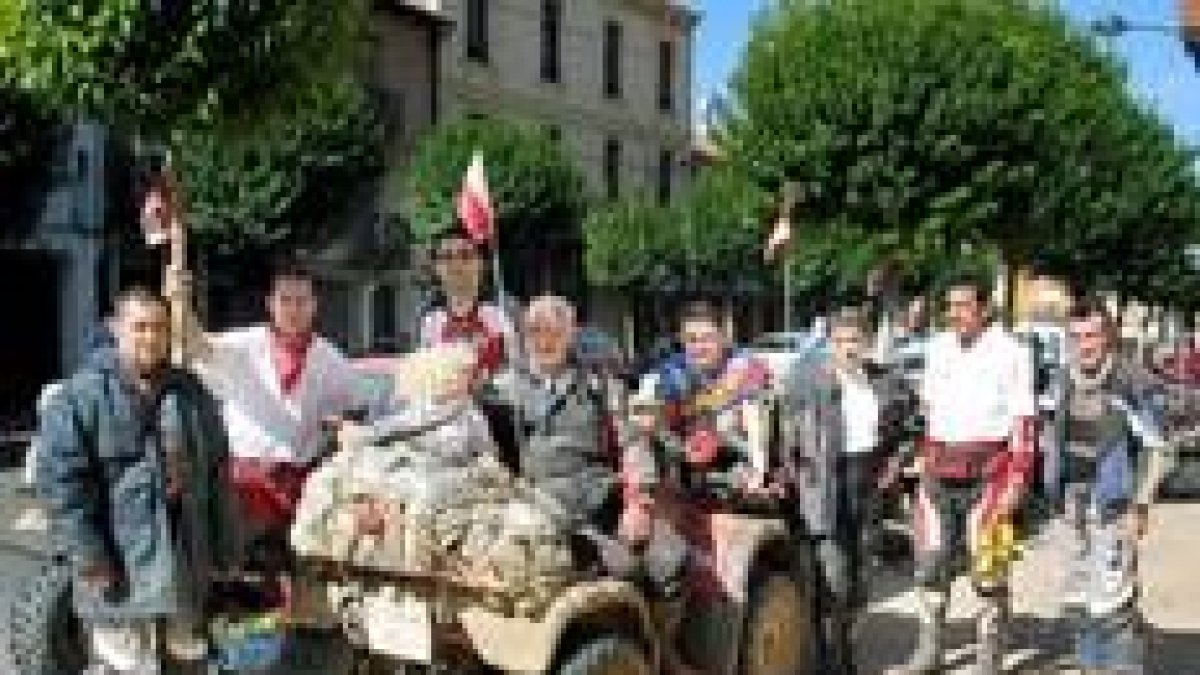 Los ocho participantes posan junto a uno de los quads