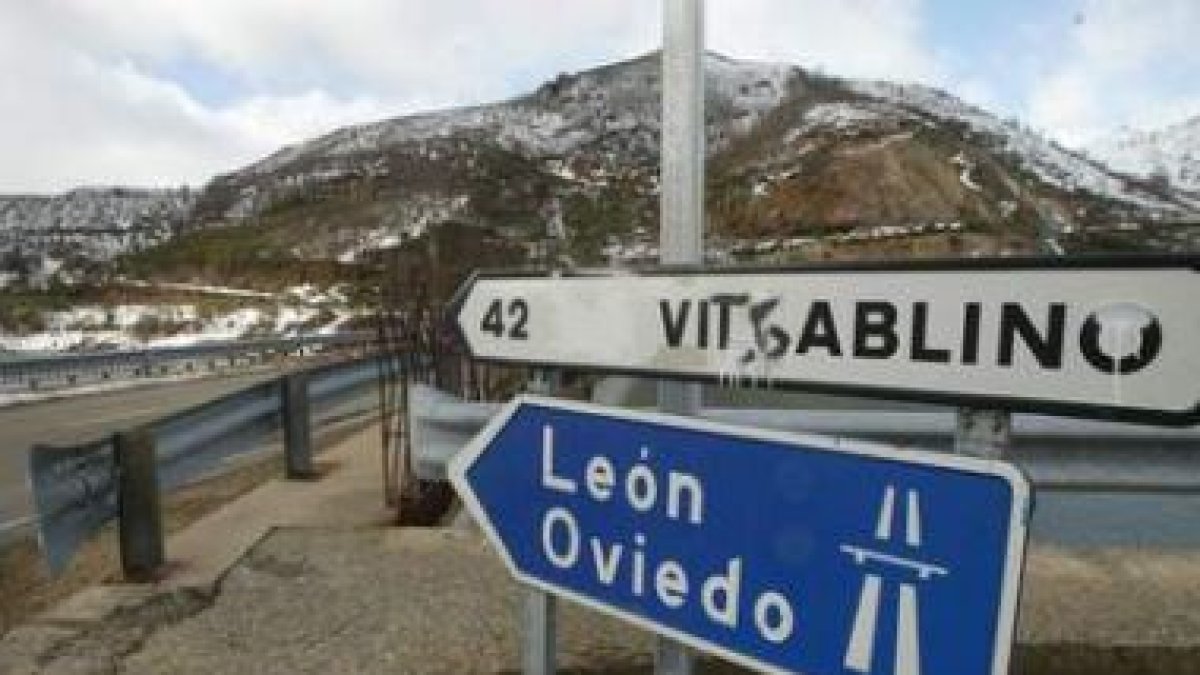 Una política lingüística adecuada incluiría medidas en educación, rotulación bilingüe, etc.