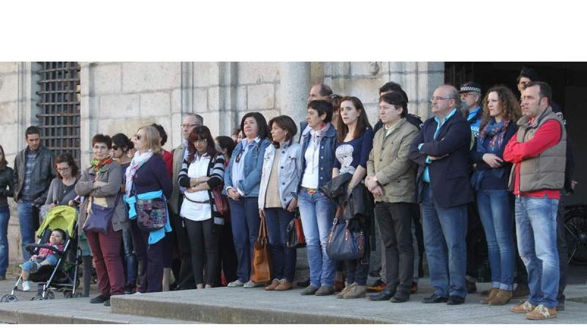 Los concentrados ayer por la tarde a las puertas del consistorio entre los que se contaban el alcalde y ediles de todos los grupos.