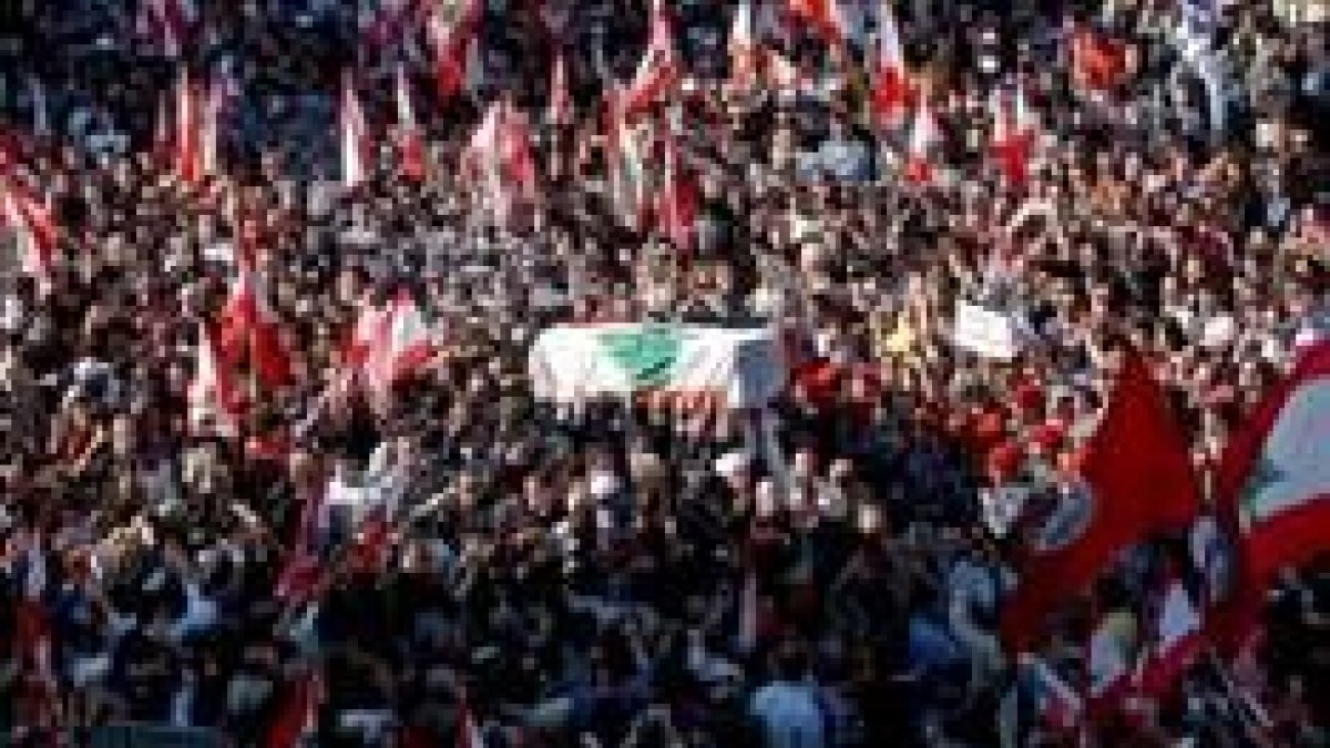 El féretro de Tueni es trasladado por las calles de Beirut y seguido por una gran multitud