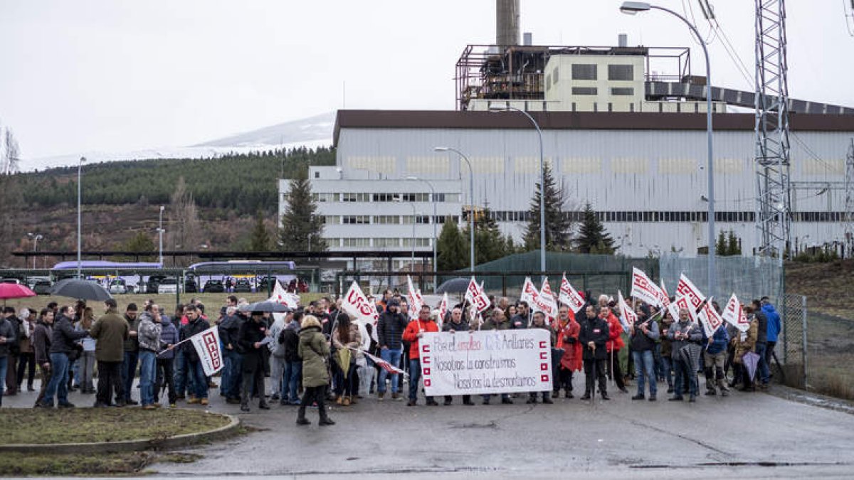 Los trabajadores de la contrata de Naturgy, ayer ante la central berciana. DL