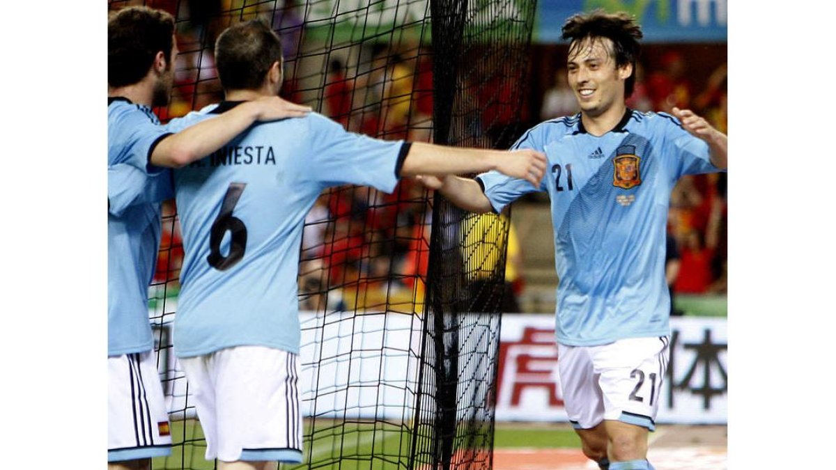 Juan Mata, Andrés Iniesta y David Silva celebran el gol del manchego logrado en La Cartuja ante la China de Camacho.