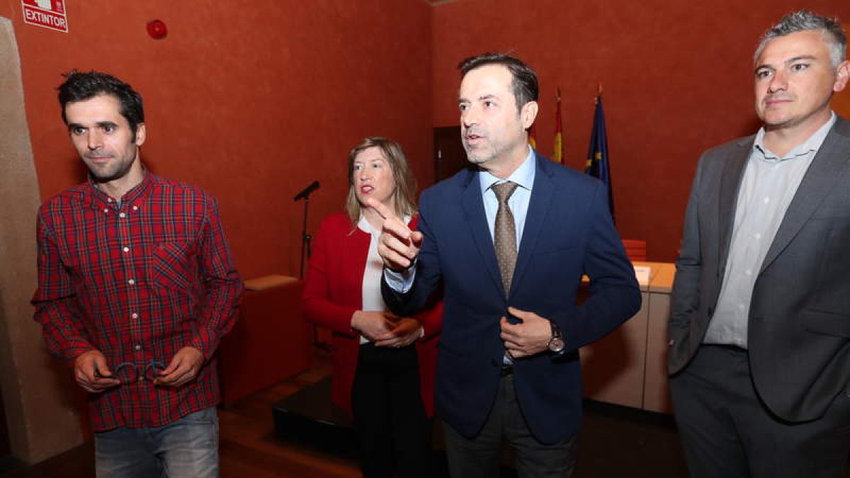 El director general de Turismo y María Antonio Gancedo, con otros asistentes, ayer. L. DE LA MATA