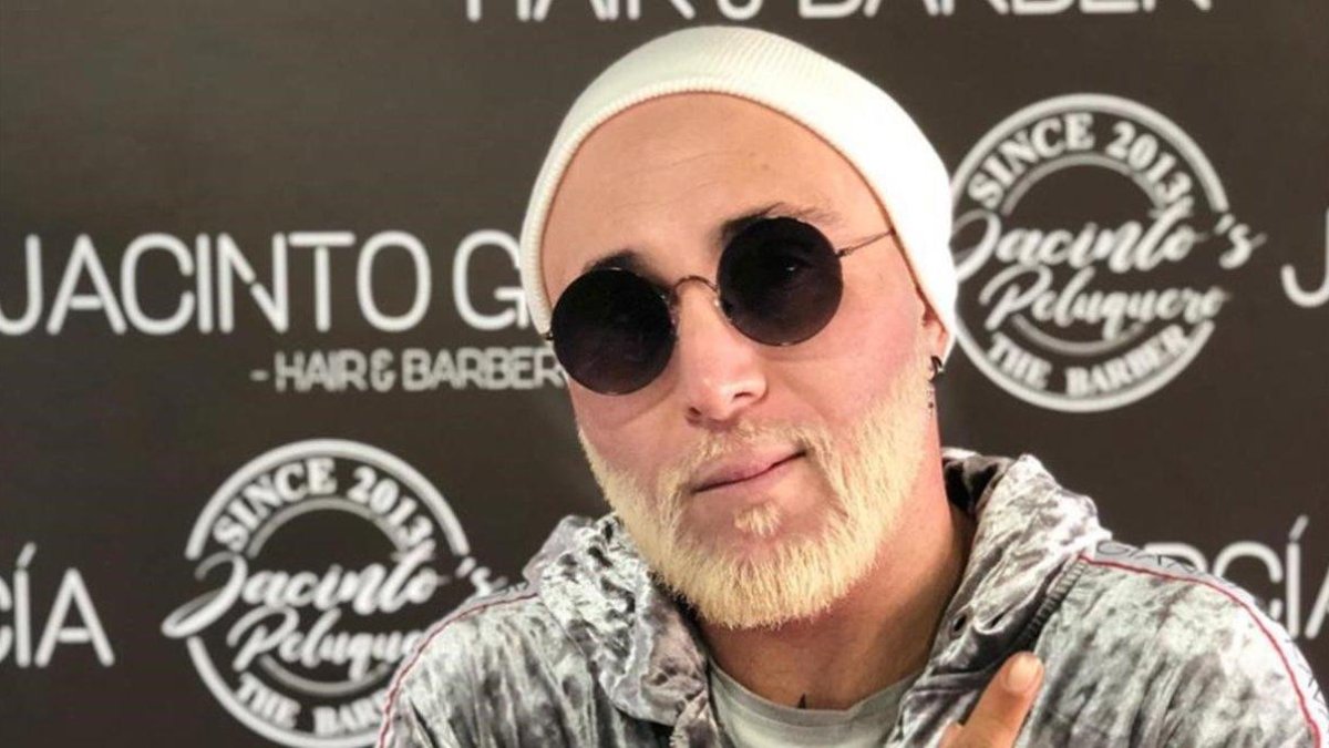 Kiko Rivera posa en su cuenta de Instagram con bigote y la barba teñidos de rubio platino
