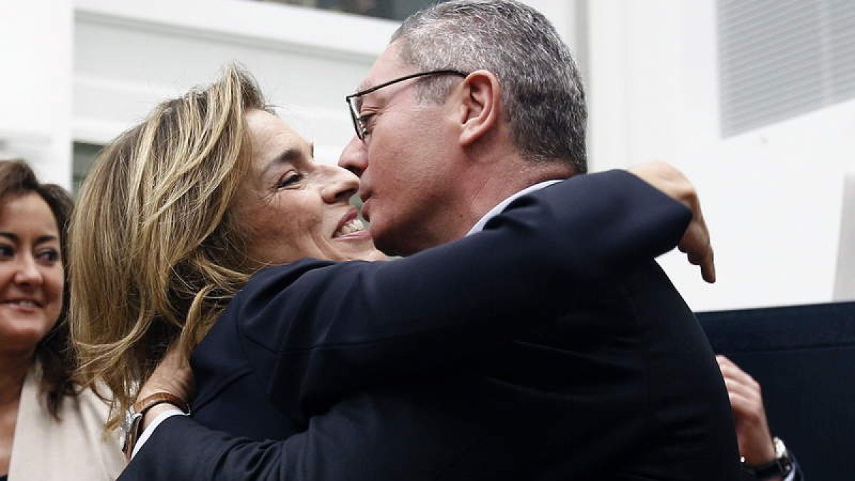 Ana Botella recibe la felicitación de su antecesor y actual ministro de Justicia, Gallardón.