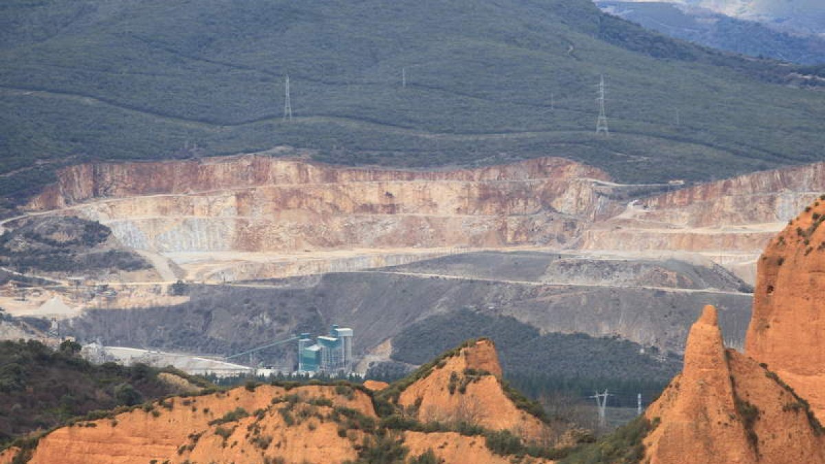 Cantera explotada por Catisa (al fondo) vista desde el Mirador de Orellán, en pleno corazón de Las Médulas.