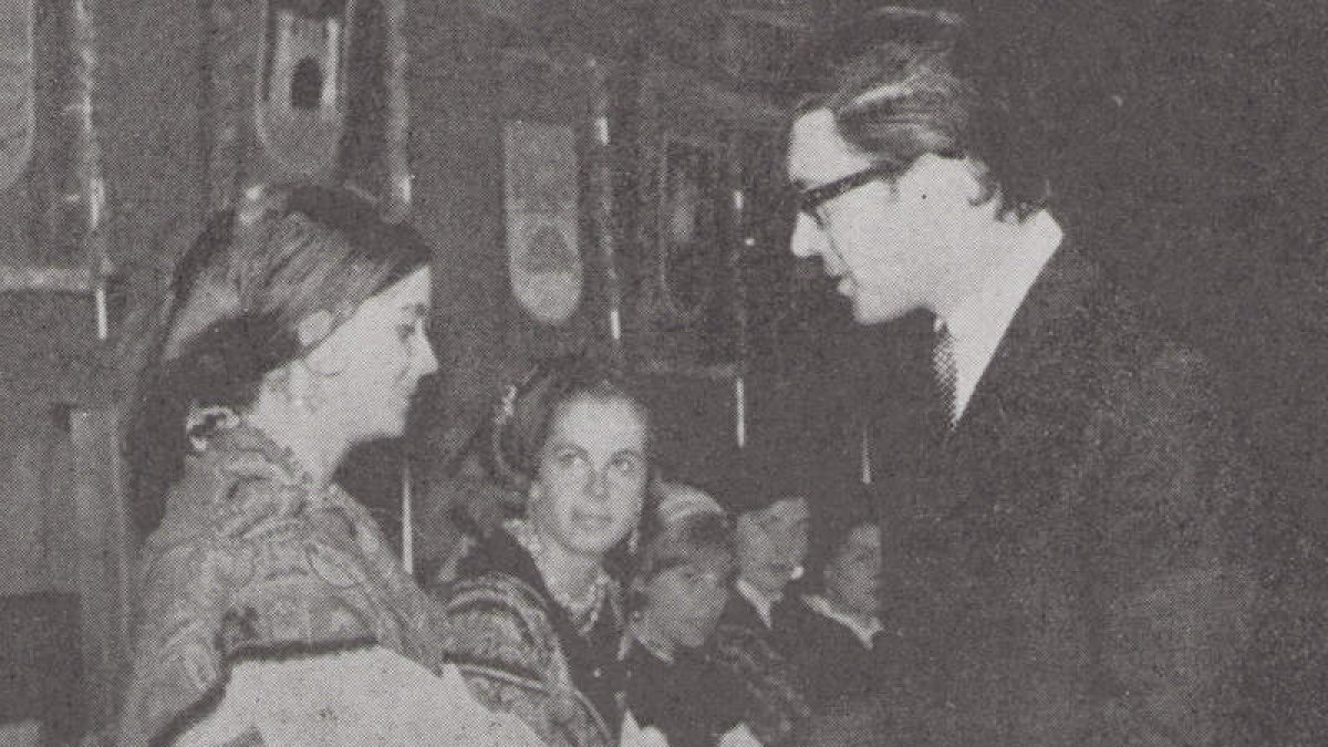 Francisco Umbral recoge en Villablino, el 12 de septiembre de 1965, su Premio Provincia de León de Literatura, por ‘Días sin escuela’, dotado con diez mil pesetas y medalla.