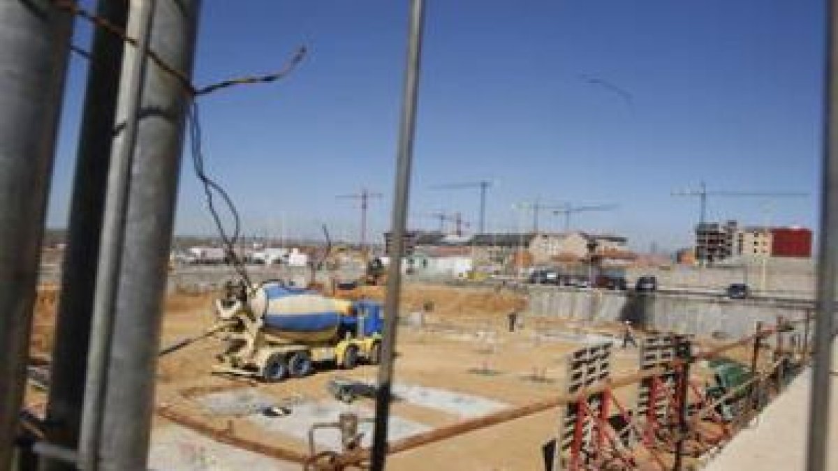Imagen de archivo de una obra en construcción en la capital leonesa.