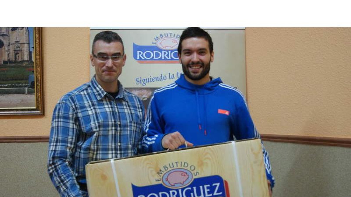 Carrillo recibió ayer el jamón reserva de manos del responsable de la firma chacinera.