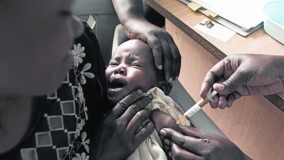 Un bebé recibe una vacuna experimental de la malaria en Kombeua (Kenia), en octubre del 2009.