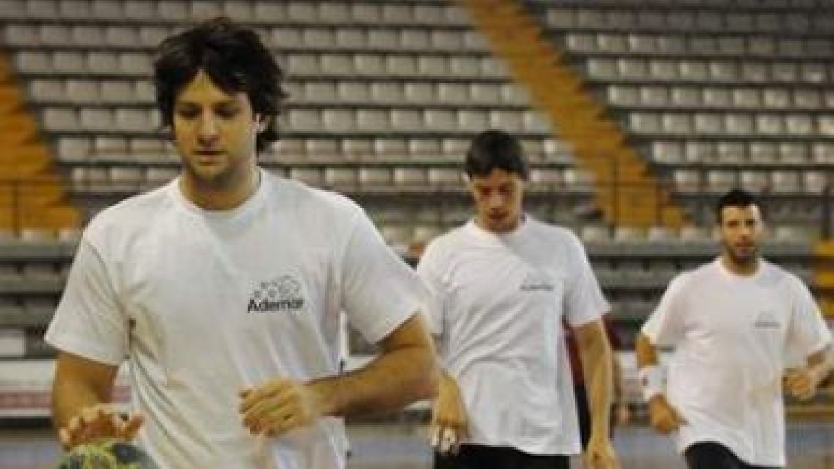 El argentino Carou, en primer término, debe ser hoy un referente en la defensa leonesa.