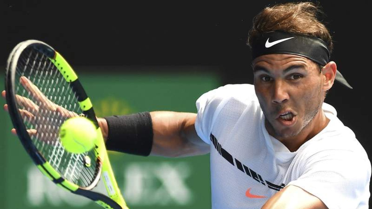 Nadal devuelve la bola a Mayer durante su debut en el Abierto de Australia. JULIAN SMITH