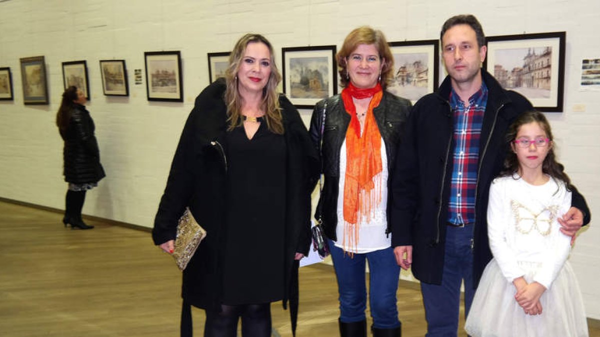 Dos de los artistas posan en la exposición del Auditorio junto a la concejala de Cultura, Margarita Torres.