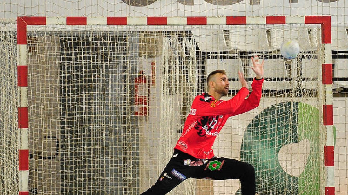 Panos fue el jugador más destacado en la victoria del Ademar frente al BM Sinfín. ALBERTO LOSA