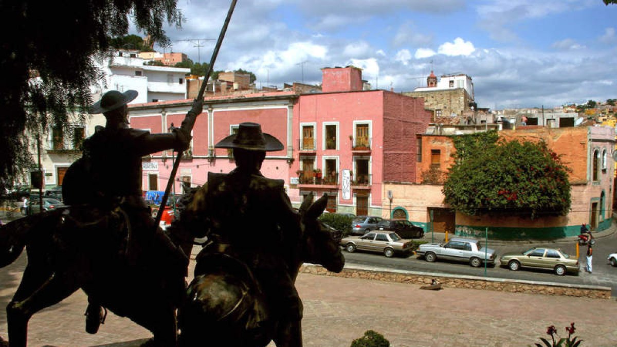 Arriba, vista de las esculturas de bronce que adornan la plaza del Teatro Cervantes en Guanajuato. Abajo, un ensayo de ‘Hamlet’.