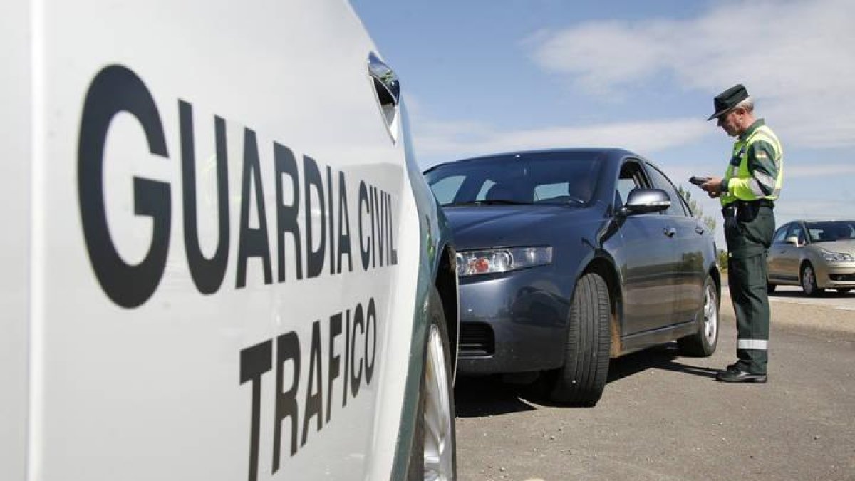 Tráfico ha recaudado casi un millón de euros en las autovías y autopistas leonesas con sus radares fijos