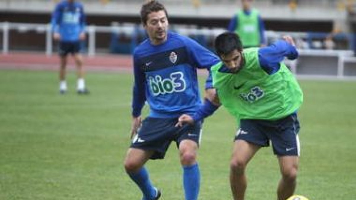 Víctor Salas, a la izquierda, aún no ha tenido la oportunidad de ser titular en un partido del Campe