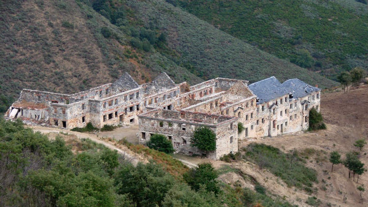 Las 41 viviendas del poblado de La Piela se edificaron en 1953 y estuvieron habitadas unos años. DL