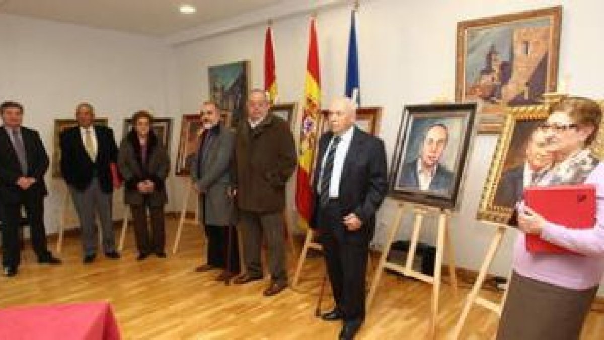El emotivo acto de ayer, con los exalcaldes, el actual y dos viudas de los fallecidos.
