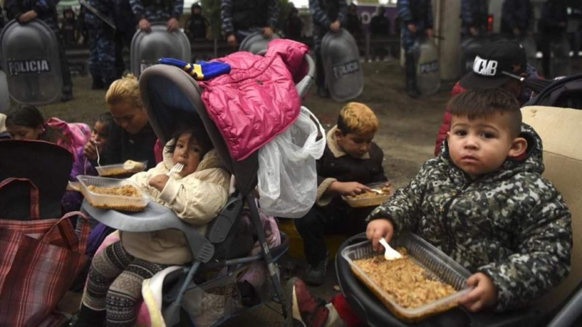 Niños durante una protesta de organizaciones sociales en Argentina.