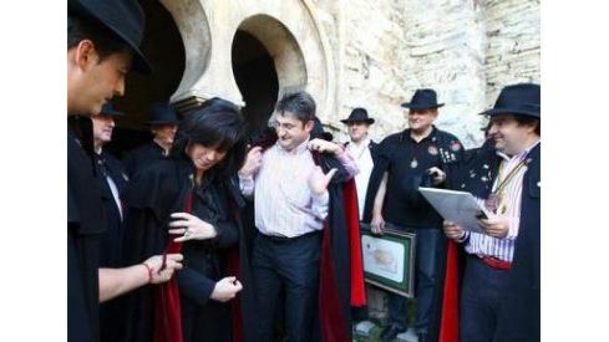 Silvia Clemente y Óscar Campillo recibieron las capas de cofrades en la ermita de Peñalba