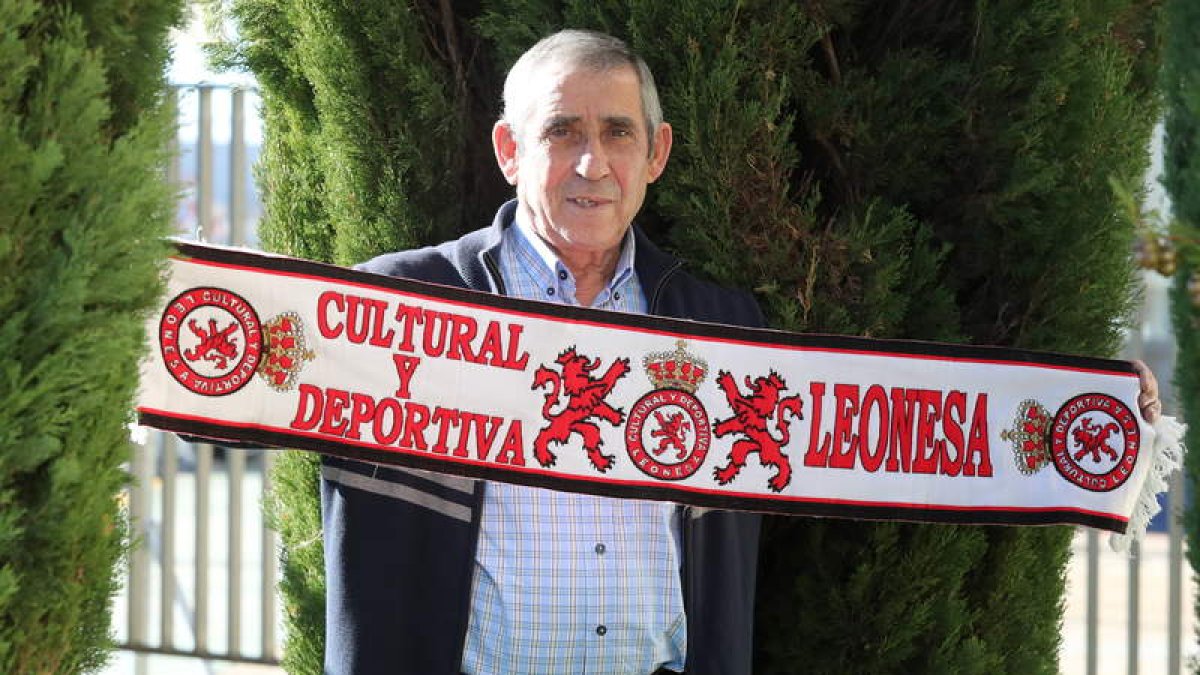 El culturalista de toda la vida Antonio Pérez extiende con orgullo la bufanda del equipo de sus amores. Hoy no faltará a la cita copera en el Santiago Bernabéu. RAMIRO