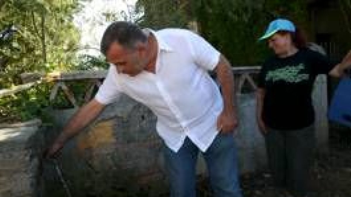 Valcárcel, el pasado lunes, en una de las fuentes de San Cristóbal que había presentado problemas