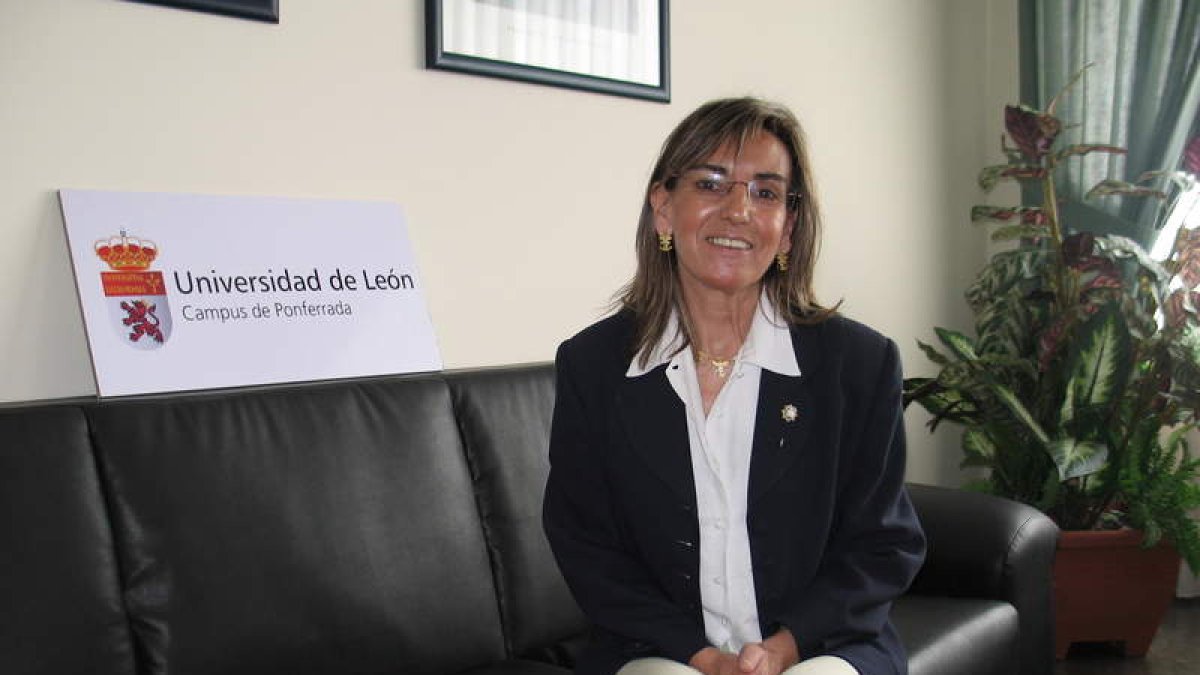 Ana María Vega, en el despacho de la sexta planta edificio central del Campus de Ponferrada.