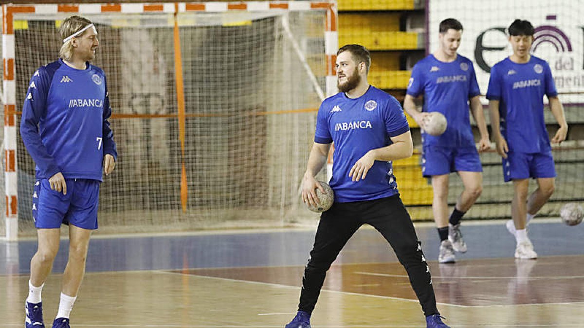 Malasinskas, a la izquierda, conversa con su compatriota Virbauskas en uno de los últimos entrenamientos del Ademar. MARCIANO PÉREZ