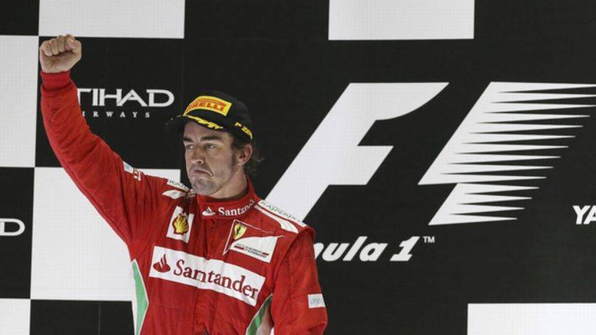 Fernando Alonso celebra su podio en Abu Dabi.