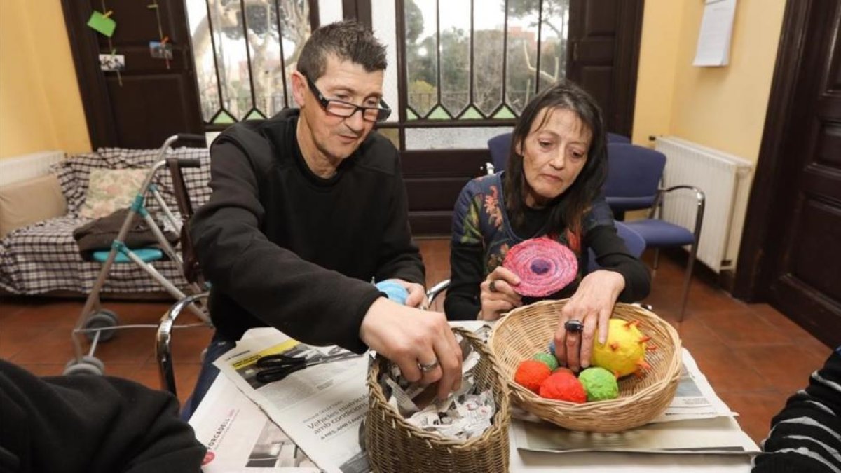 Liberto Prats y Clara Blanco, residentes en el centro de acogida Can Banús, en Badalona.
