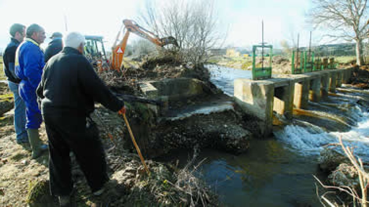 El río Peces junto a Castrotierra de la Valduerna, superando obstáculos.