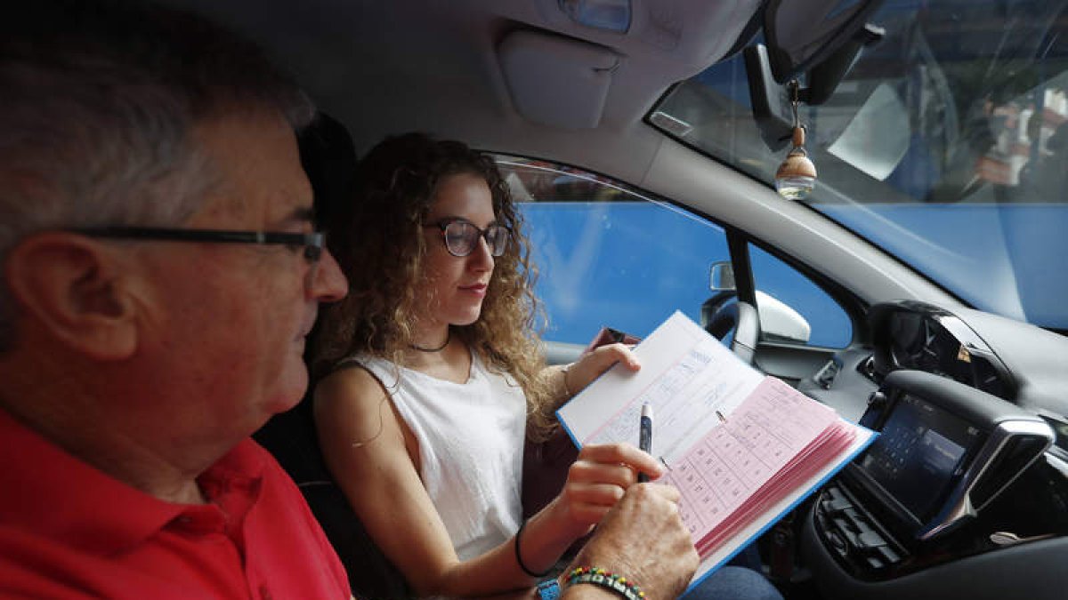 Examinador durante una prueba de conducir. JESÚS F. SALVADORES
