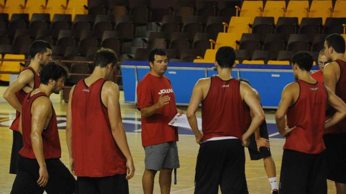 Calvo y Mario (primero y segundo por la izquierda) son vitales para minimizar el daño de Ordín.
