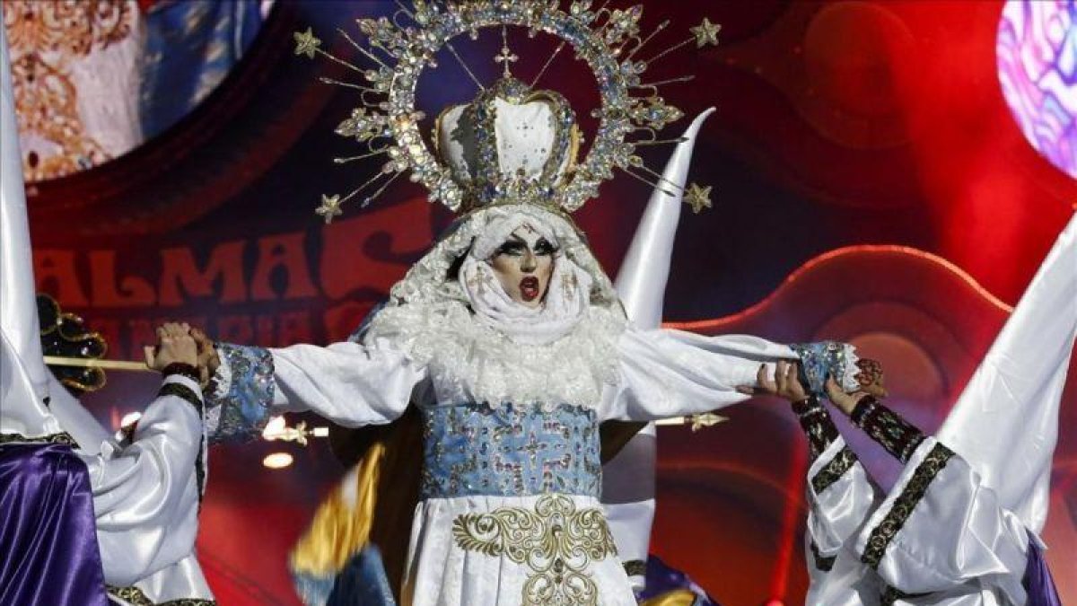 La 'drag' Sethlas, en pleno 'show' titulado 'Mi cielo, yo no hago milagros.  Que sea lo que Dios quiera', con el que ganó el polémico concurso del Carnaval de la Eterna Primavera en Las Palmas de Gran Canaria.