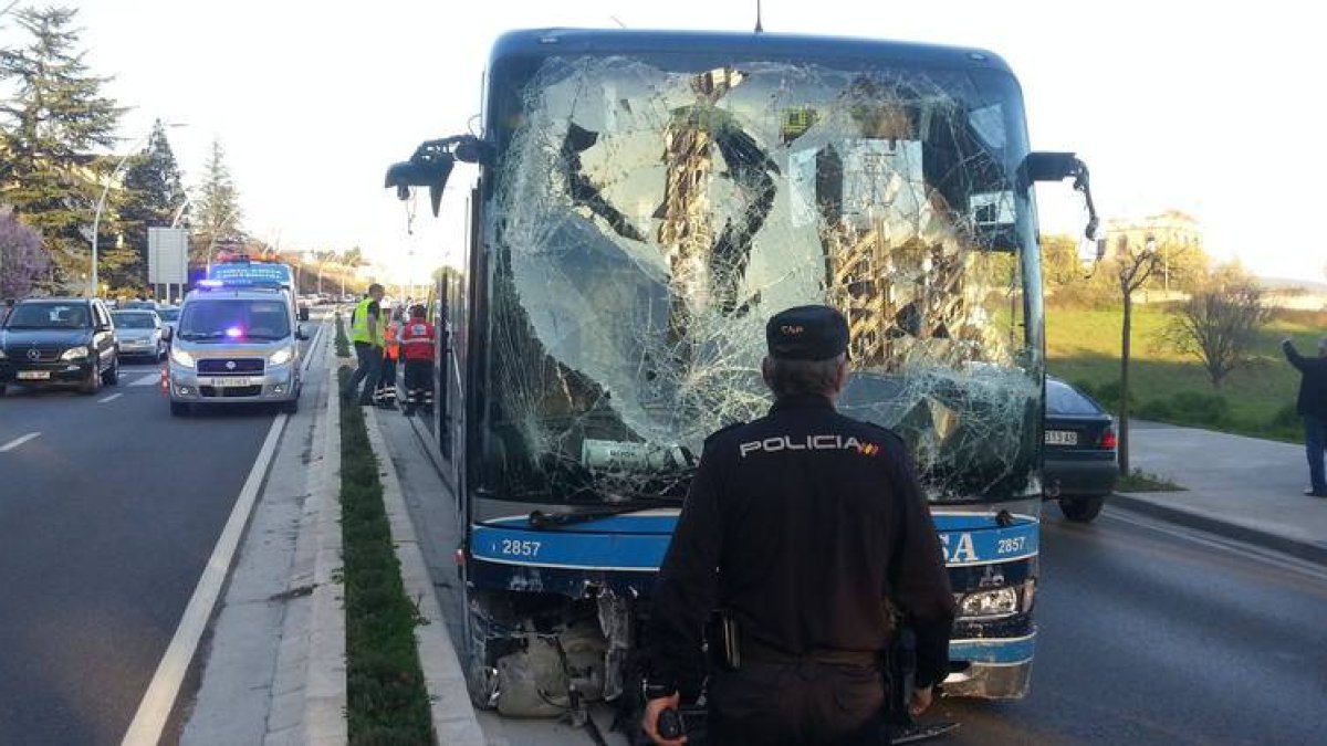 El autocar que sufrió un accidente a la entrada de Ponferrada