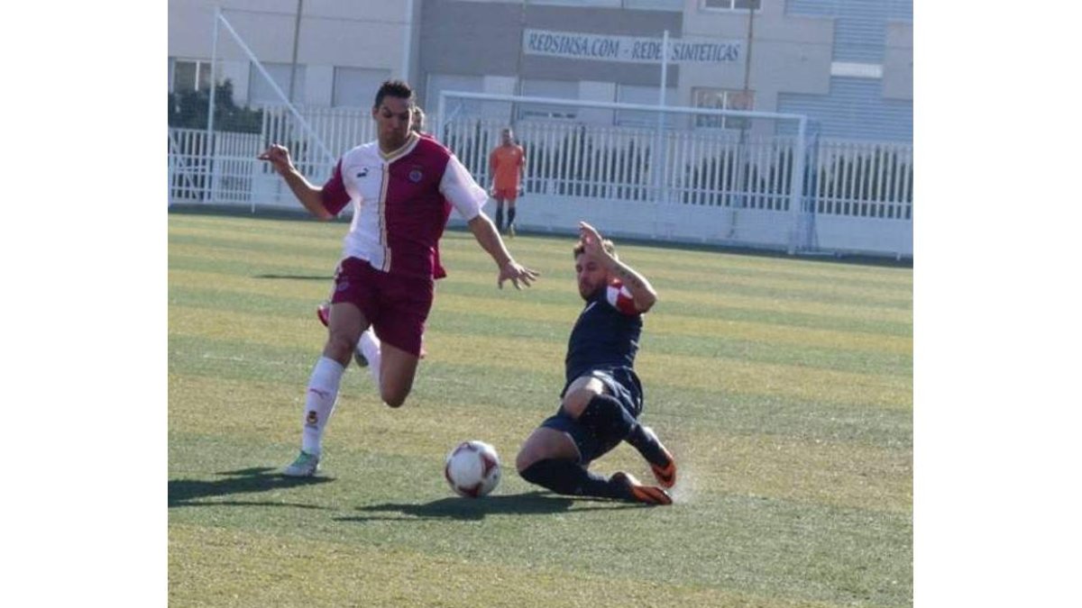 Cristian, a la derecha, corta el avance de un adversario.