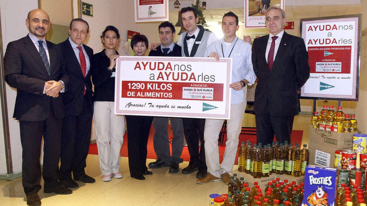 Empleados y directivos de El Corte Inglés, con el responsable de Cruz Roja.