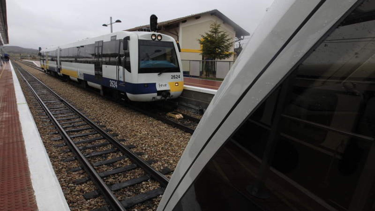El tren de Feve parado en la estación leonesa de San Feliz de Torío. RAMIRO