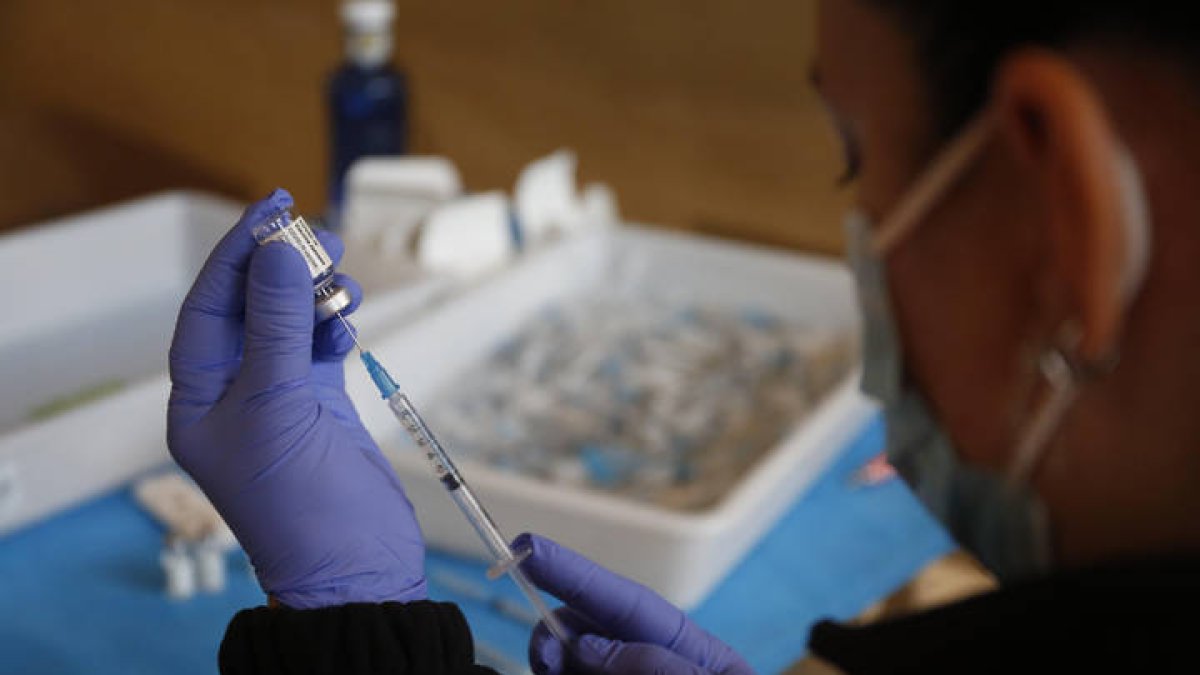 Comienzan a administrar la vacuna de Jansen en el Palacio de Exposiciones de León. F. Otero Perandones.