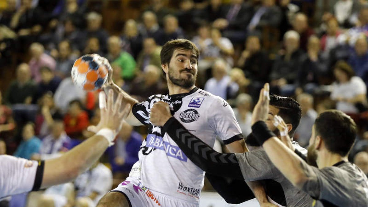 El central argentino Sebas Simonet, durante el encuentro ante Cuenca. MARCIANO PÉREZ