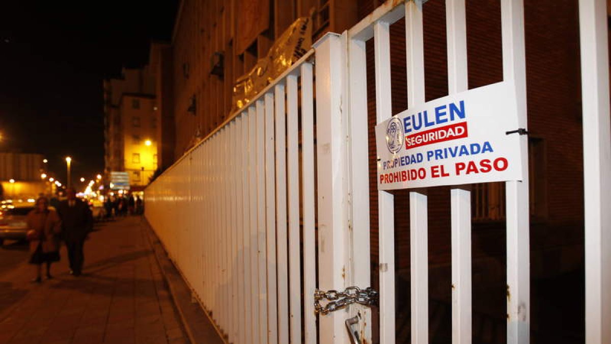 Los candados se colocaron ayer en todas las puertas del Laboratorio Pecuario de La Puentecilla.