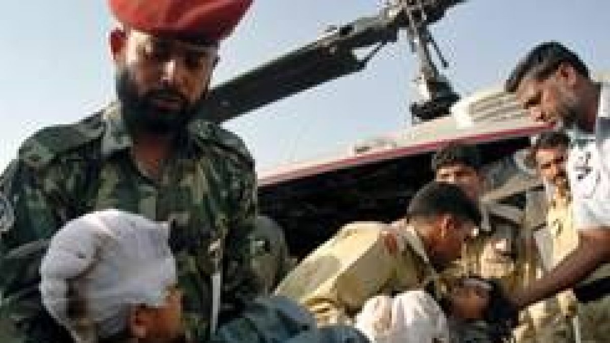 Un helicóptero traslada a niños heridos a Chaklala, en la base aérea de Rawalpindi