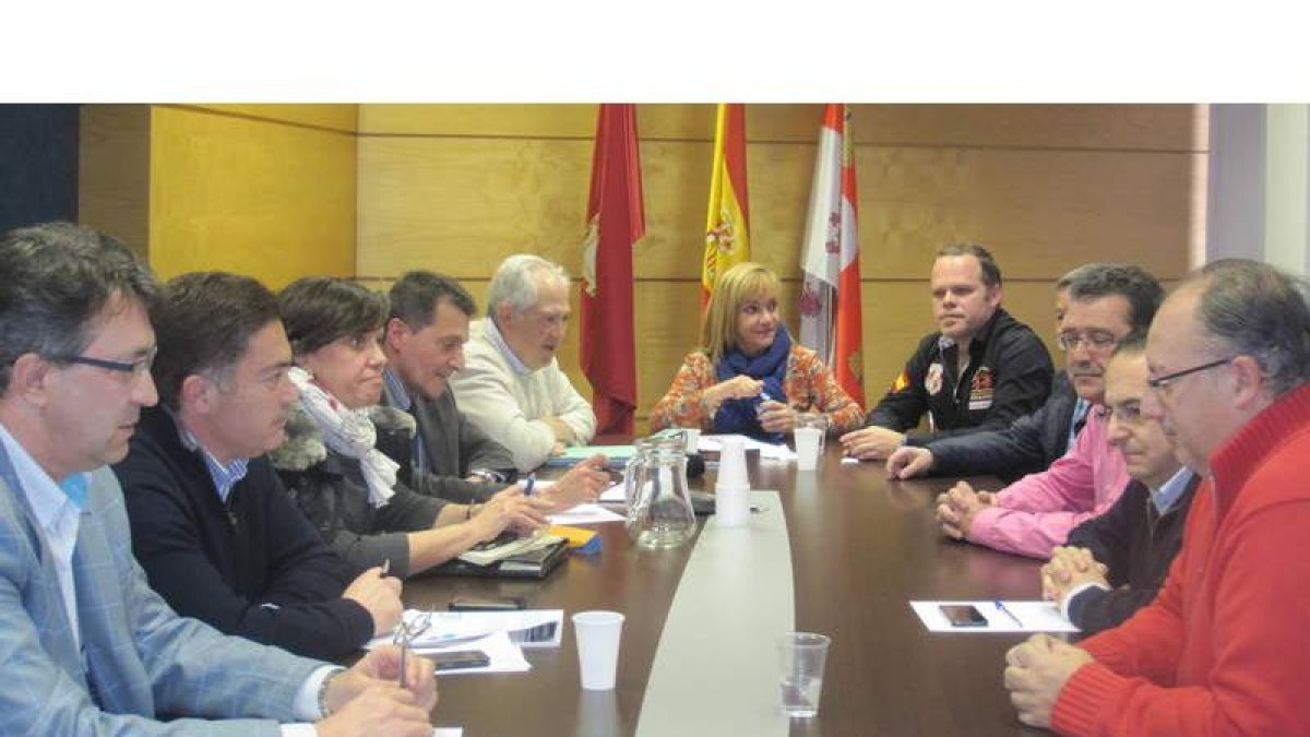 Isabel Carrasco presidió ayer la reunión de la Dirección Provincial con alcaldes y procuradores.