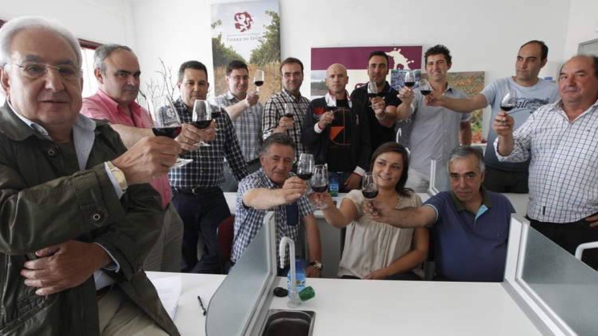 El nuevo presidente de la DO, primero a la izquierda, brinda con los vocales del consejo regulador, tras ser elegido.