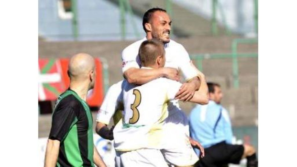 Yahvé, que fue el mejor de la Cultural, celebra el segundo gol del equipo leonés ante el Sestao.