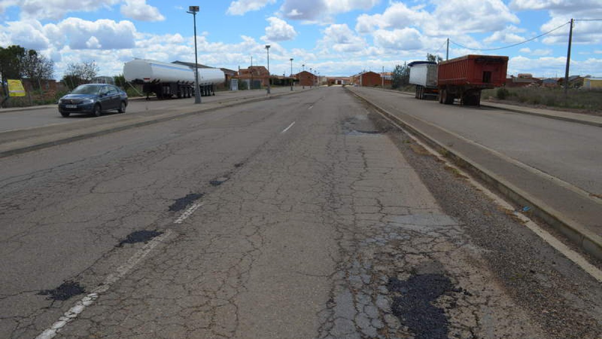 Imagen que presenta la carretera a la entrada de Laguna Dalga tras el último parcheado. MEDINA
