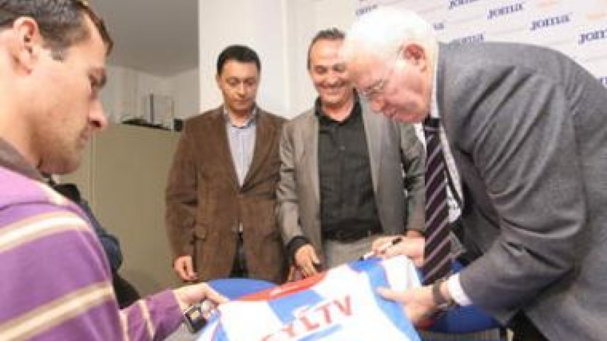 El ex seleccionador nacional firmó autógrafos.